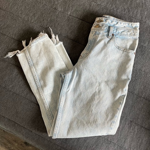 Abercrombie Light Wash  Mom Jeans - Picture 1 of 5